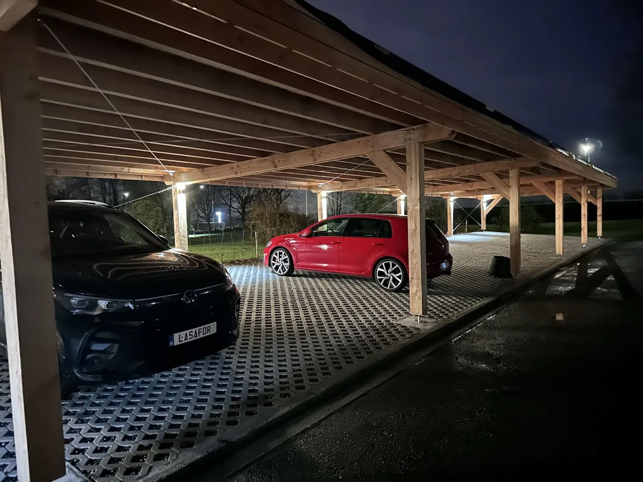Carport couvert avec bornes de recharge électrique et places de parking, coliving Condroz