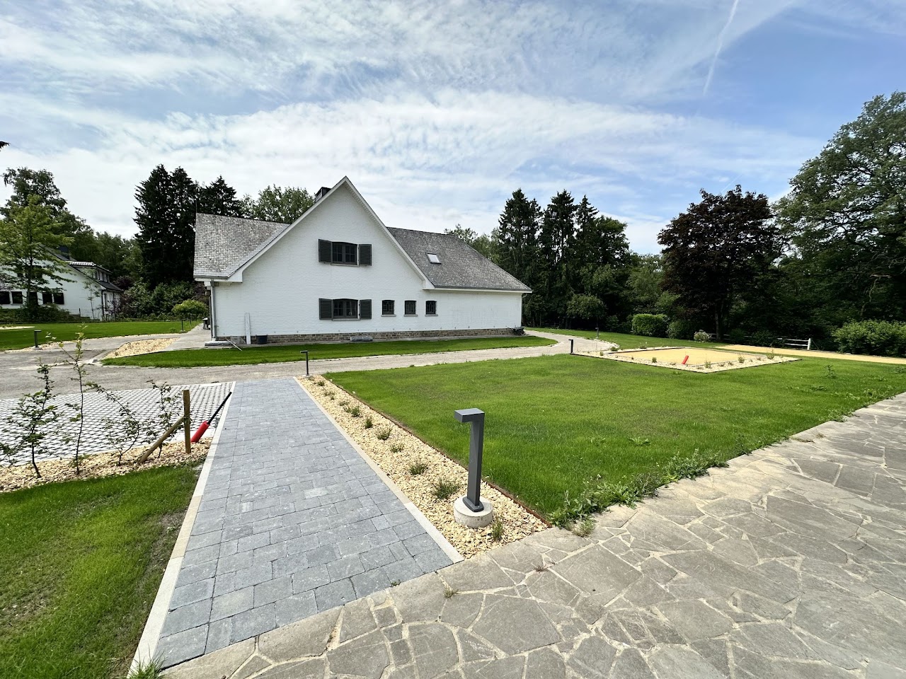 Allée d'entrée et façade du Domaine de la Chênaie, villa coliving en Condroz