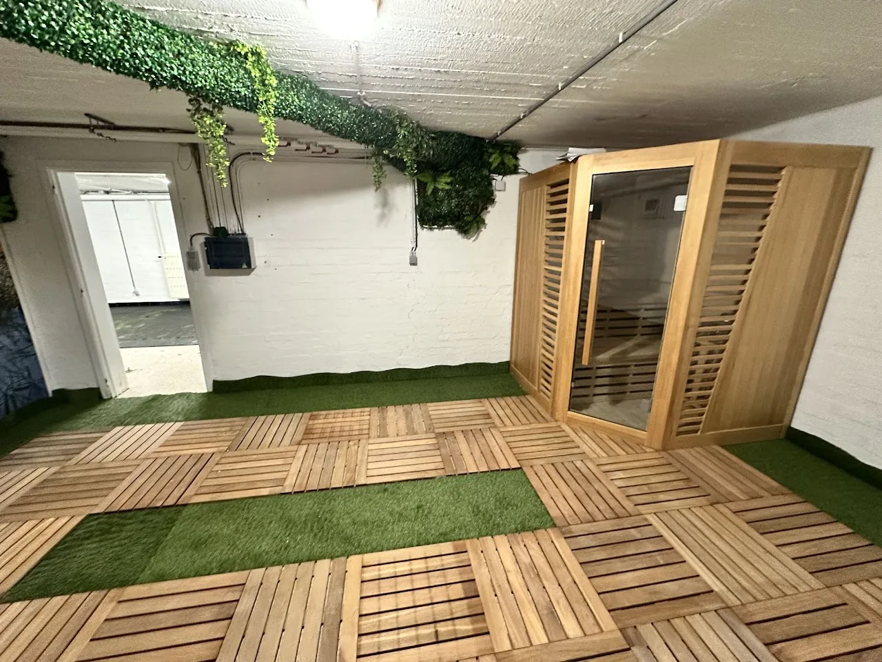 Détail espace bien-être sauna infrarouge en bois, Domaine de la Chênaie Condroz