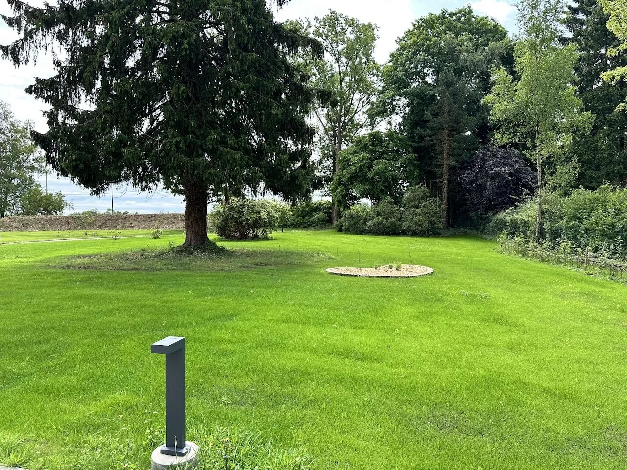 Grand jardin arboré du Domaine de la Chênaie, coliving près de Liège