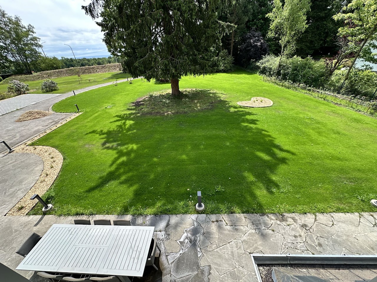 Vue en hauteur sur la terrasse et le jardin du Domaine de la Chênaie