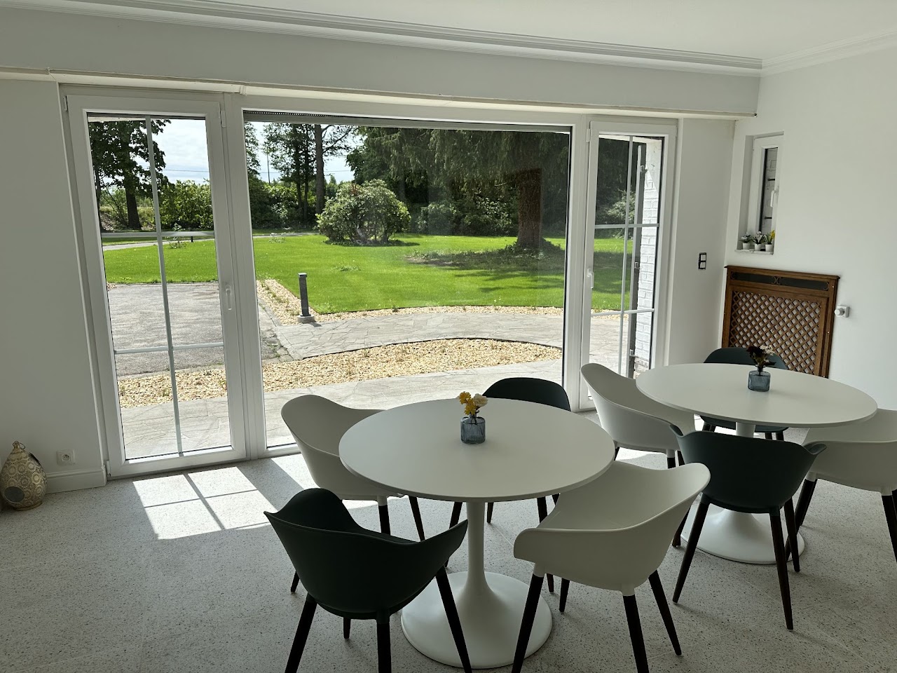 Salle à manger vue sur le jardin arboré, espaces communs Domaine de la Chênaie