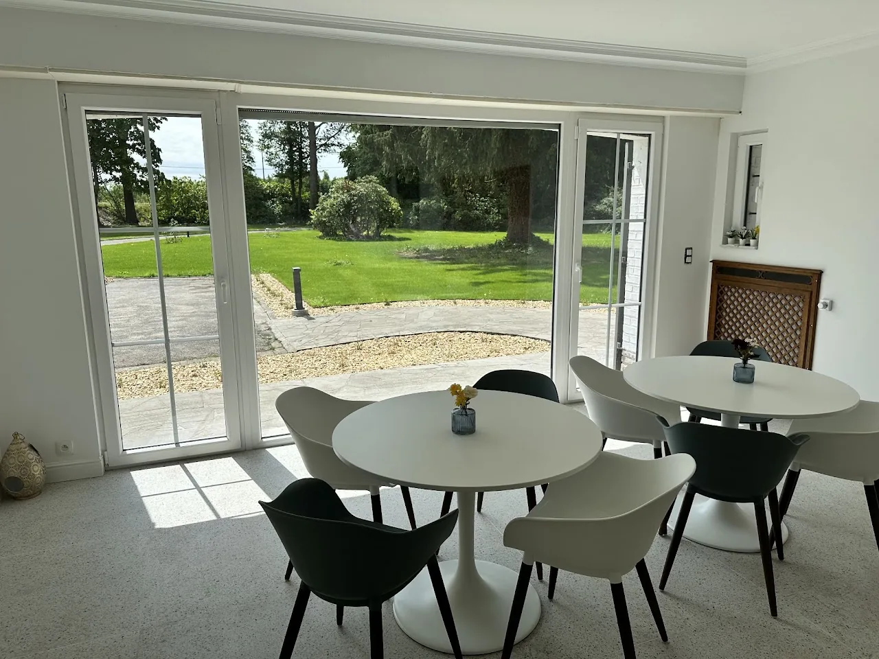 Salle à manger vue sur le jardin arboré, espaces communs Domaine de la Chênaie
