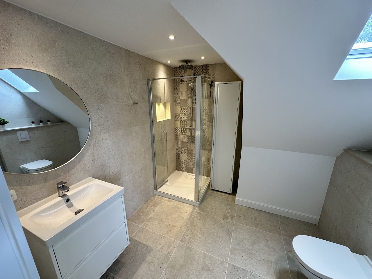 Salle de douche suite mansardée avec cabine de douche, coliving Condroz Belgique