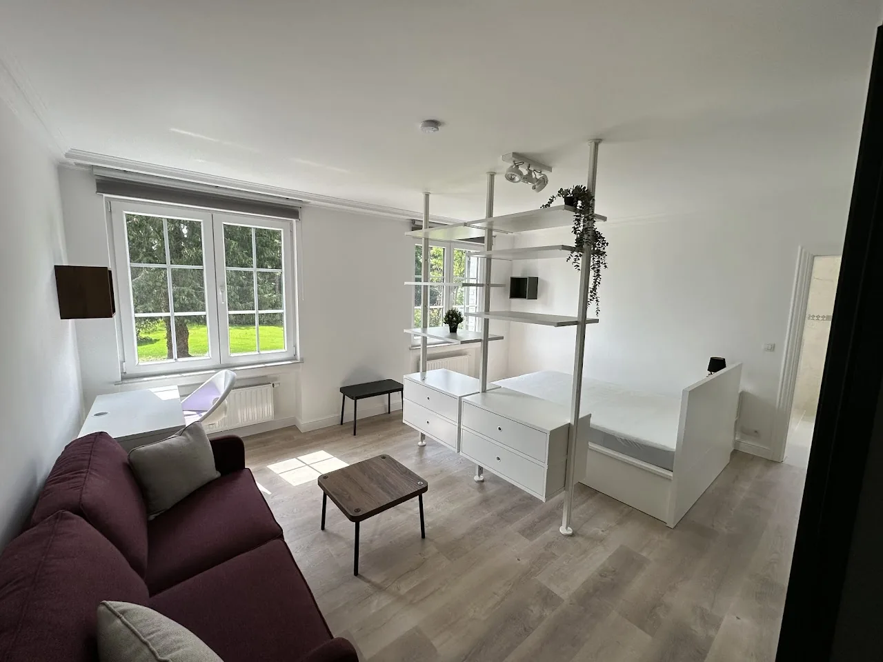 Suite privative avec coin salon lit chambre et vue sur jardin, Domaine de la Chênaie